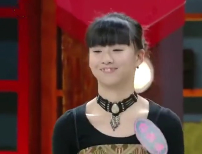 小彩旗一直长发及腰,当她盘起头发那刻,网友:求你放下来吧!