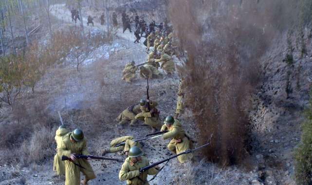 日本鬼子想进犯我根据地民兵埋300颗地雷让敌人纷纷坐土飞机