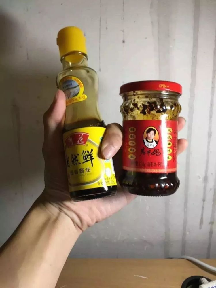 04 转让半瓶老干妈,上周才买的 吃了才一半,里边还有很多牛肉 豆豉