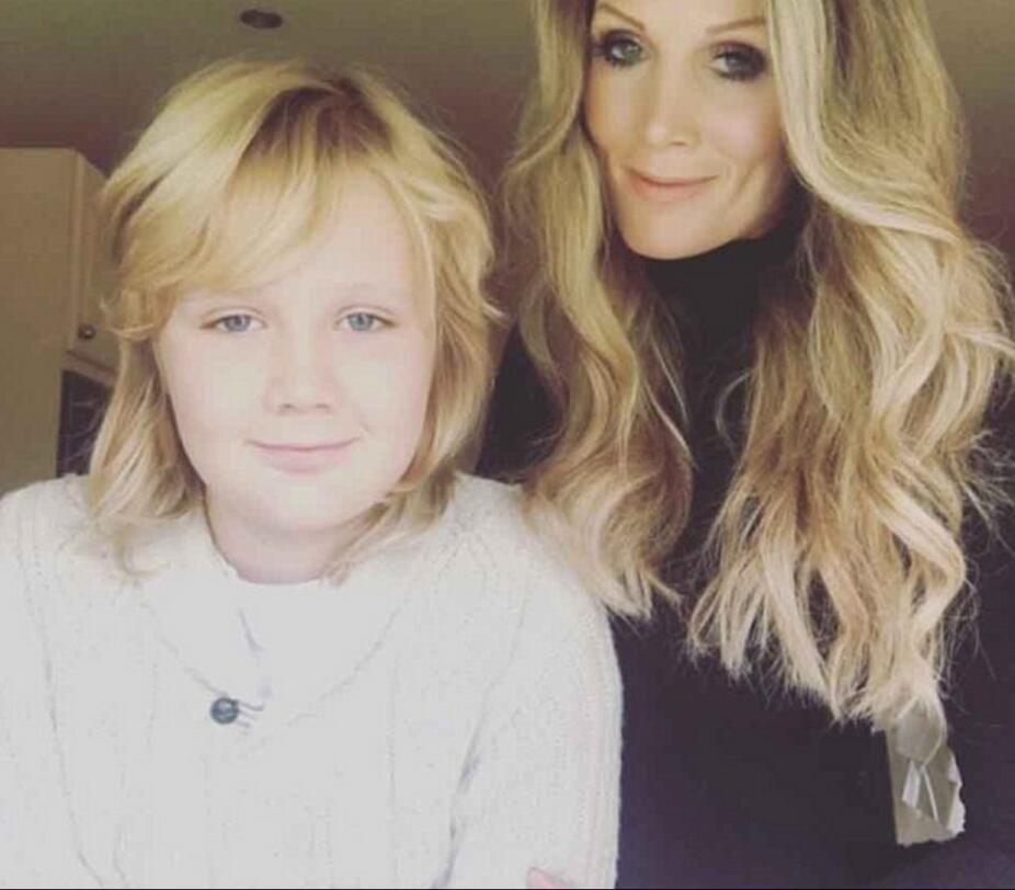 她花上万在脸上打了个洞 竟是为了这个 (组图)