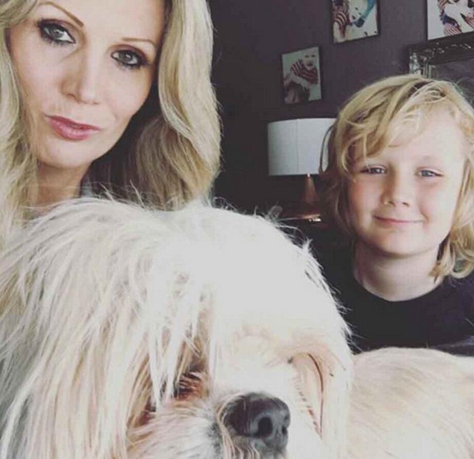 她花上万在脸上打了个洞 竟是为了这个 (组图)