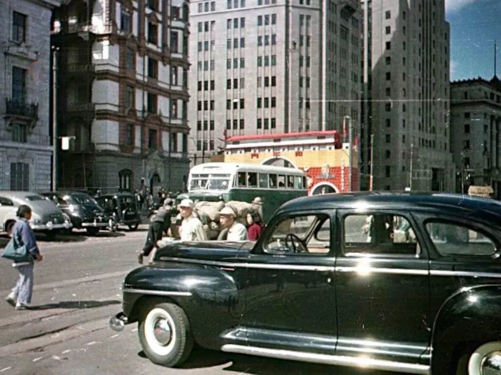 时间跨度从1949年至1999年,它们忠实记录下曾经驰骋在上海大街小巷的