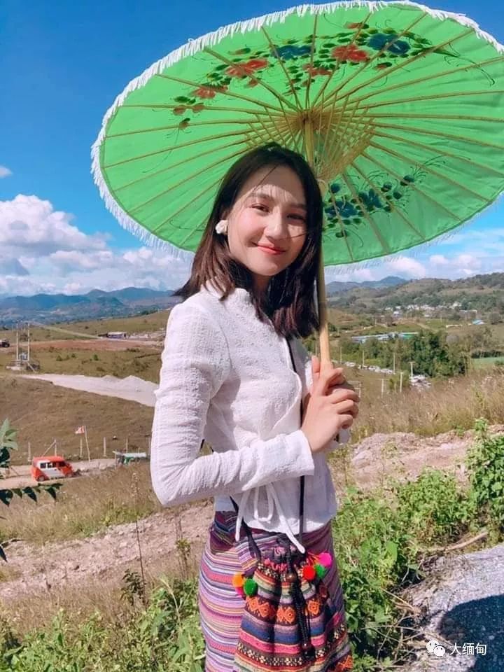 哇喔!好漂亮的缅甸妹子 她今天出家为尼了!