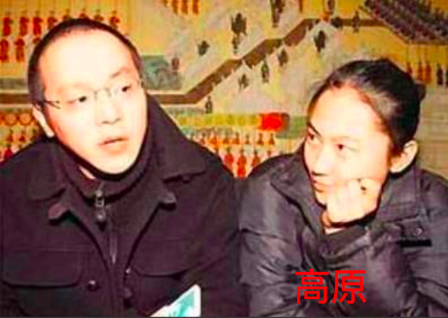 王菲前夫窦唯被传三婚后首现身,午后坐公园椅子刷手机