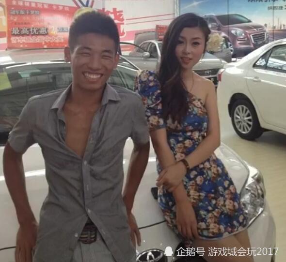 旭旭宝宝晒出多年前与车模合影照片 有些青涩还故意