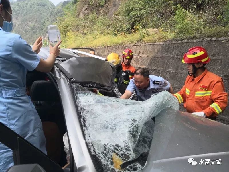 水富交警快速处置一起交通事故,营救伤员,消除隐患