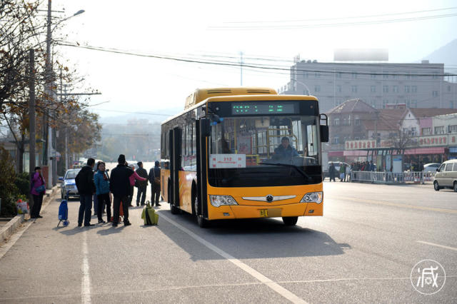 “青岛神车”:100个站点 最长硬座公交线(组图)