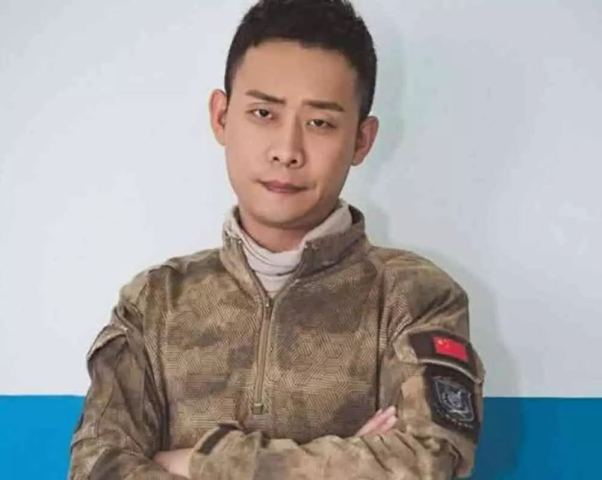 军人出身的4位男明星,"他"变性过,第四位难以让人相信!