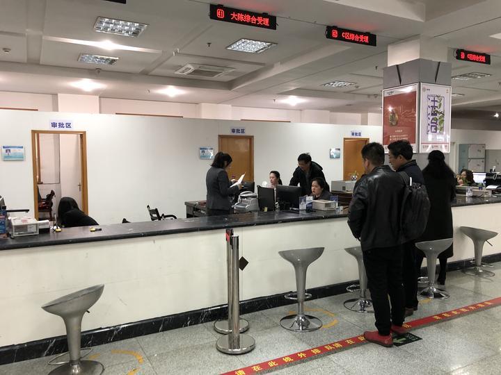 台州椒江区行政服务中心,"渔小二"陈佳益正在代办业务