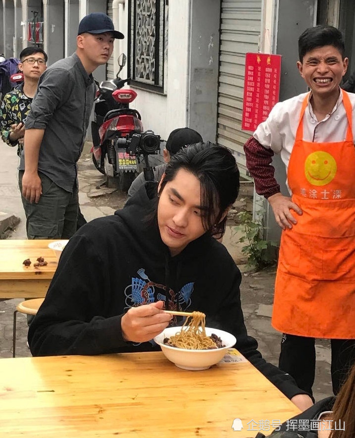 唱《大碗宽面》吃大碗面,吴亦凡街头吃面接地气,网友:店不高端