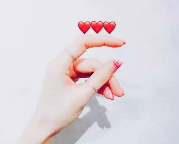 现如今比心已经成为了许多人最常用的一个标志性动作,仅需两个拇指,就