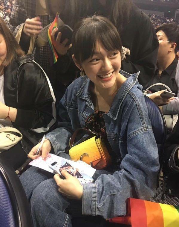 追星少女文淇现身戳爷上海演唱会 笑容灿烂和