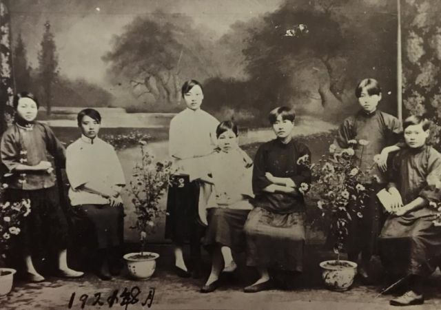 1921年8月,新文化运动中,重庆二女师第一批剪掉发辫的女生合影.