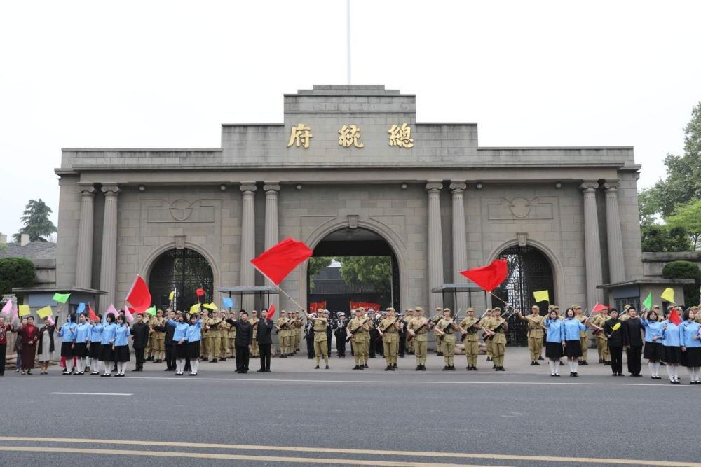 来自河南,她表示:从书上多次看到过"人民解放军占领南京总统府的照片