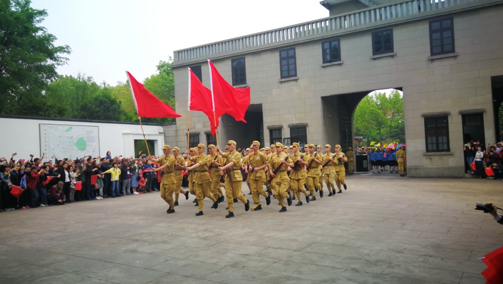 南京重现七十年前人民解放军进驻总统府一幕