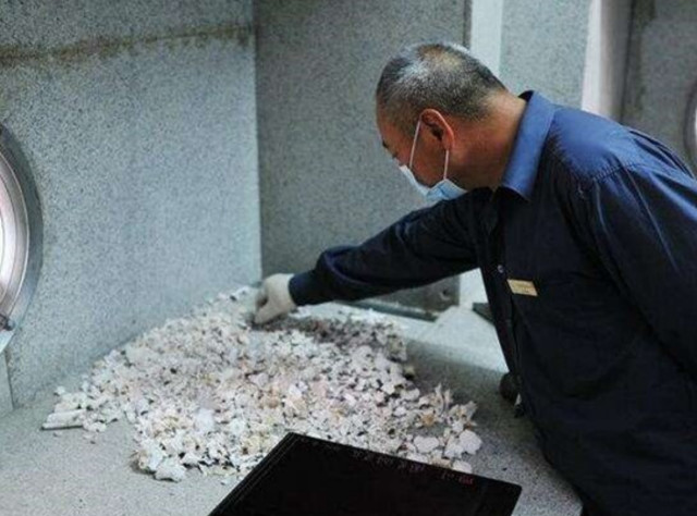 死人送去火葬场,人体真的是被烧成骨灰的吗?所有人都