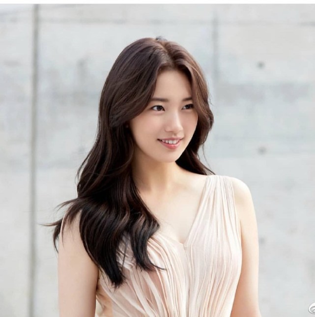 韩国女神秀智拍摄广告,身穿肉色纱裙,长发披肩高冷十足
