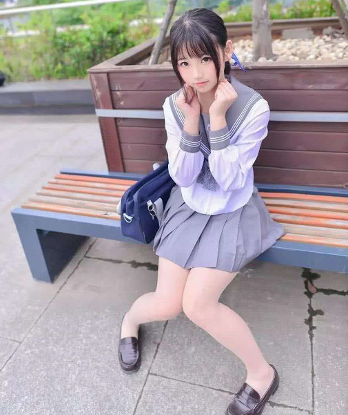 cosjk少女,高腰百褶裙完美突出大长腿,鸭子坐才是最正点的
