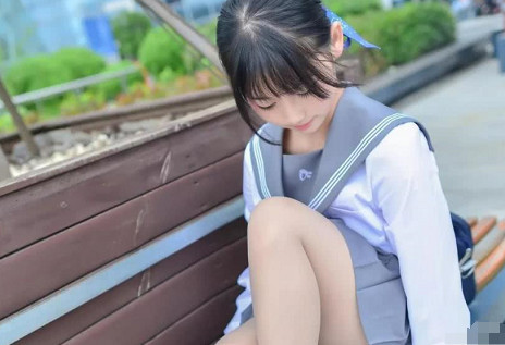 cosjk少女,高腰百褶裙完美突出大长腿,鸭子坐才是最正点的