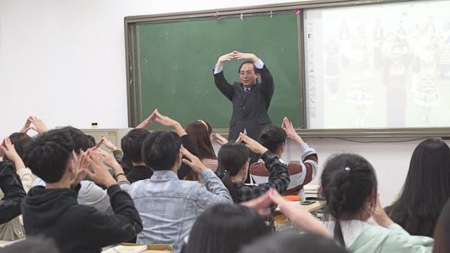 浙传教授的手语歌 为何成了学生的最爱?
