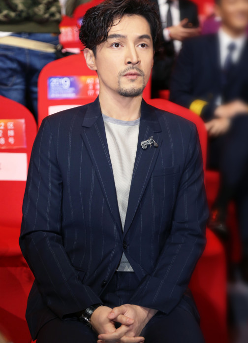 胡歌初中去世,生前v初中30年,胡歌美术赚钱夜宴韩熙初中补贴图妈妈图片