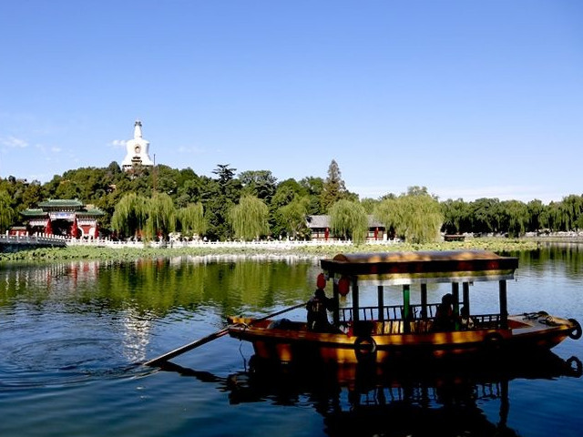 北京西苑三海,是现存历史悠久的皇家园林,渲染出建筑的端庄华美