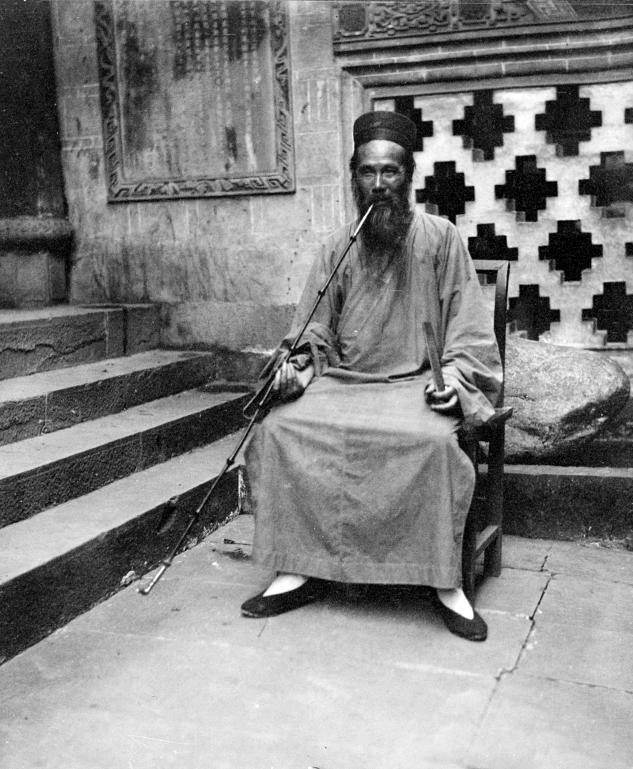 清朝末年的老照片:图一的老道士手中的烟杆有1米长?