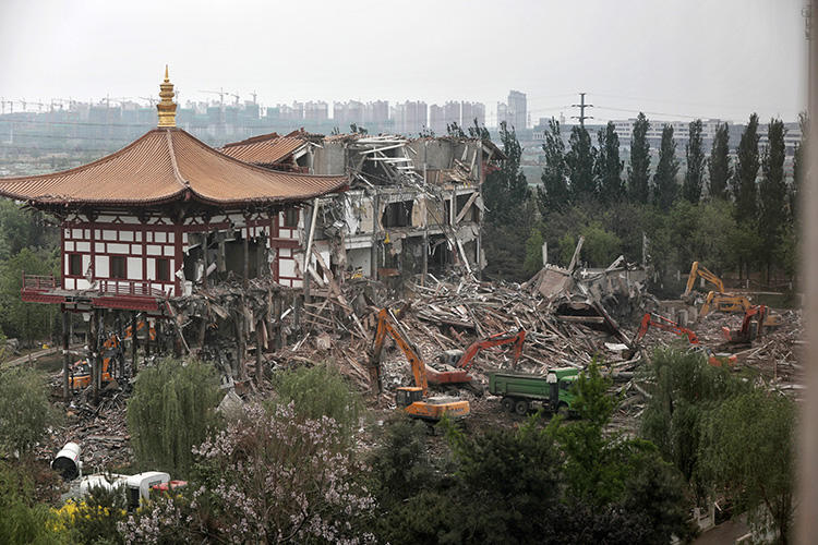 4月24日，天津市武清区，天狮产业园内的“华堂”长寿殿房顶已被拆除。
