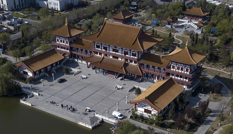 4��15�գ�������������������ʨ��ҵ԰�ڵġ����á����ٵ