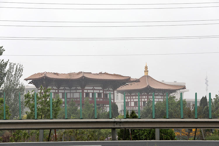 4月24日上午，天狮产业园内，“华堂”长寿殿顶部正在拆除。