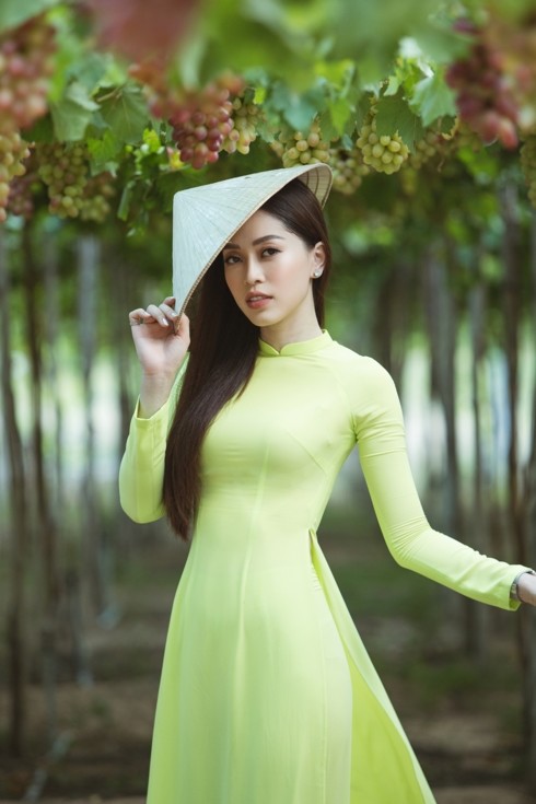 越南小姐前三甲身穿传统服饰拍摄写真,凭着高颜值帮