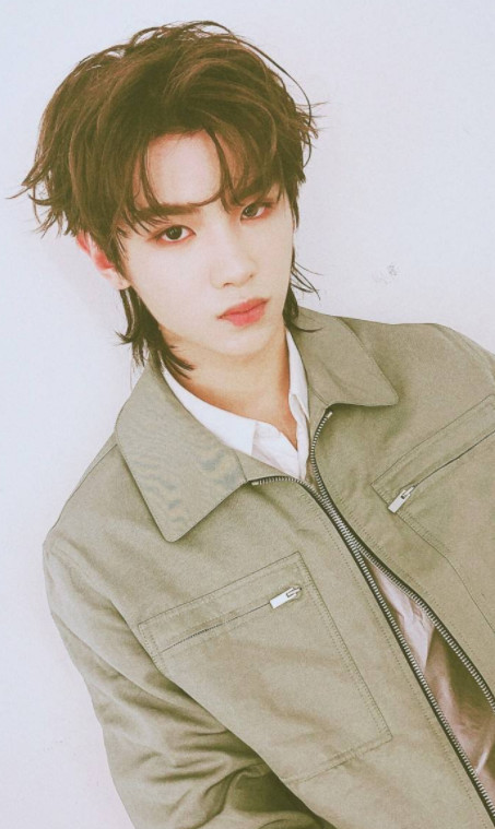 黄明昊"整容"式卸妆,看到素颜惊呆众人,网友:我想嫁给