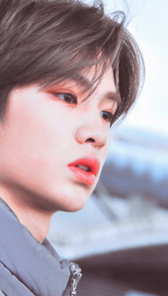 黄明昊"整容"式卸妆,看到素颜惊呆众人,网友:我想嫁给