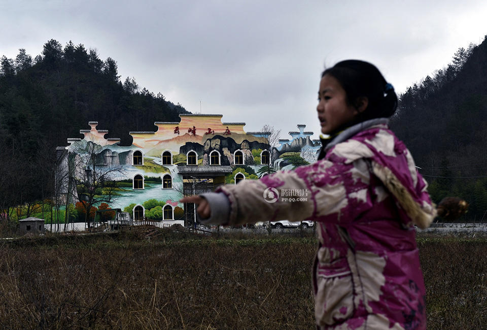 重庆村民荒原上建山庄 自行设计外形似祠堂(组图)