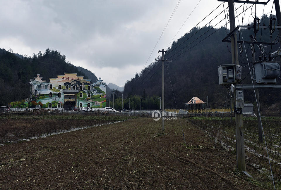 重庆村民荒原上建山庄 自行设计外形似祠堂(组图)