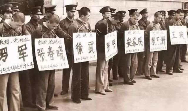 80年代珍贵影像:公审大会上的流氓犯