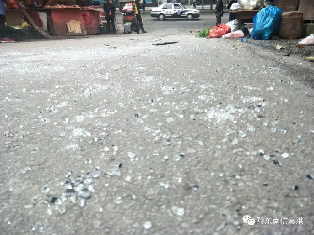 凯里262菜场门口发生一起车祸