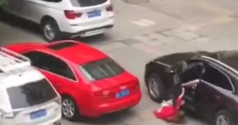 男子驾保时捷碾压女生左脚 事发前双方发生争