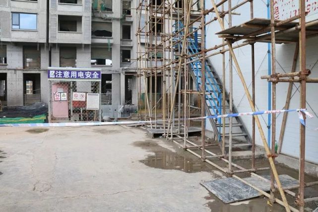 衡水警方展开翡翠华庭工地事故救援和调查 8人被控制