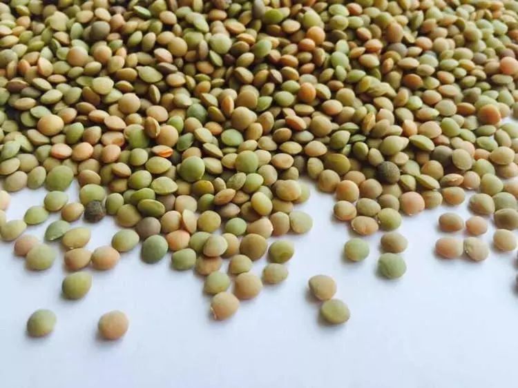 扁豆子面里有儿时的记忆煮好的扁豆炝入油中,放入葱花和蒸好的土豆泥