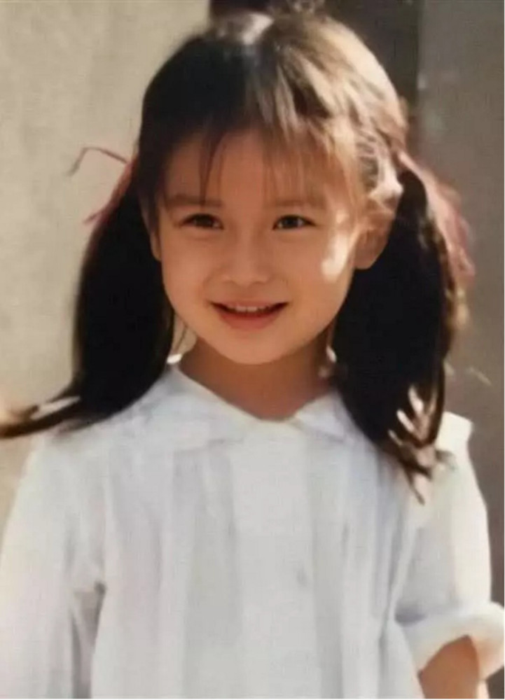 看到杨颖小时候的照片,相信大家心里也有数了,杨颖原来小时候就是很