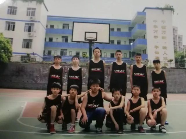网友分享王源小学打篮球的照片,光膀子的他很符合"萌虎"称号!