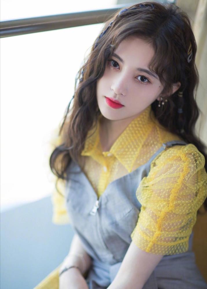 鞠婧祎童年照片vs如今照片,网友:千年美女果然从小美到大