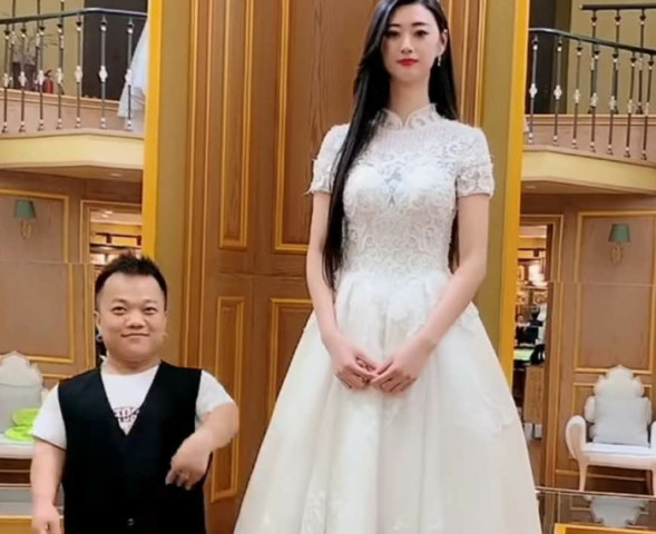 但最近小编看抖音的时候,发现第1位中国最高的女人,她的身高已经超过