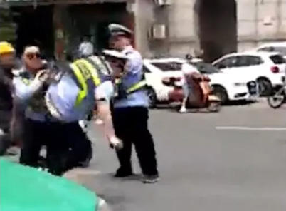 安徽桐城两名辅警因工作分歧当街互殴:停岗当