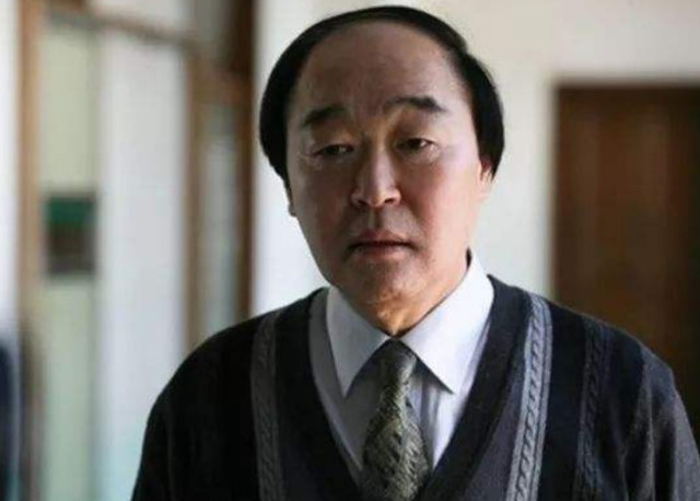 熔炉:校长在厕所探出头时,小女孩为什么不直接跑?原因细思极恐