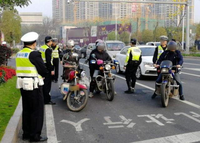 摩托车禁行,为何不禁售?交警说出原因,跟想象中不一样