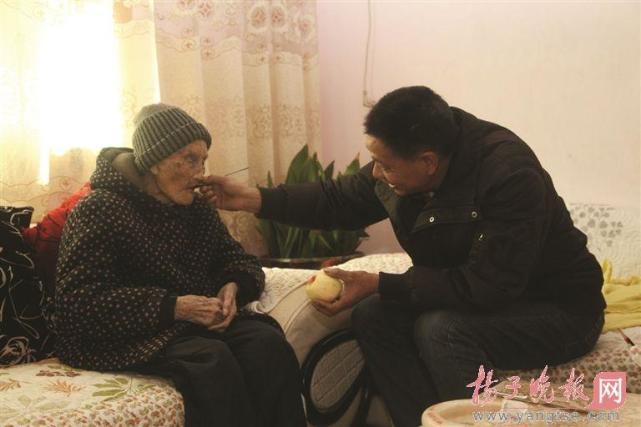 男子只穿内衣深夜追击工地进贼 独斗5名小偷受伤20处