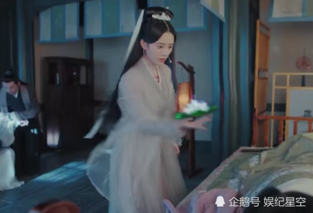 新白蛇:白素贞被打趴现原形,蛇体发红光,法海:孽种!