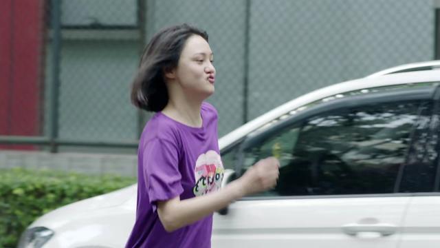 郑爽穿校服现身活动,一颦一笑楚楚动人,再现清纯形71象引发回忆杀